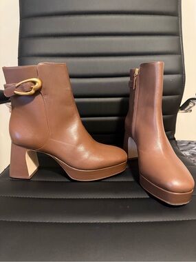 Larroude Dolly Verona Low Boot size 8 NWOT NEVER WORN